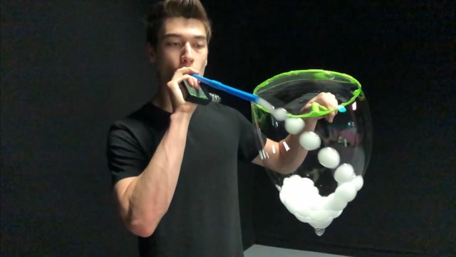 外国小哥表演"口技",花式吐烟圈,靠这技术拥有了百万粉丝!