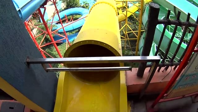 黄色管道水滑梯,出口潜水碧蓝澄澈