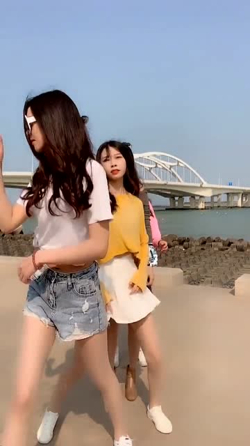 四位美女在路边跳舞,据说是江苏闺蜜团,我最看好第四位!