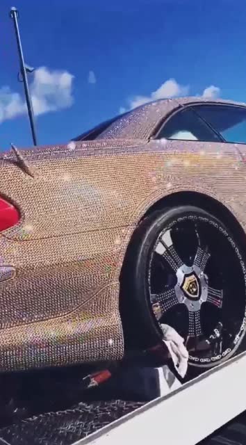 镶满钻石的跑车,哪个土豪这么有钱,网友:他开车我在后面捡!