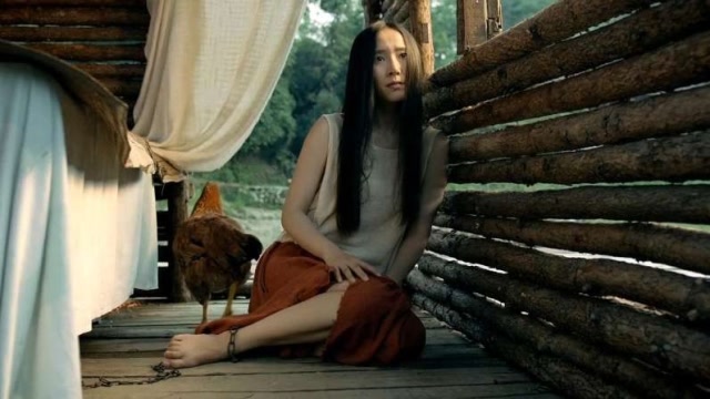 美女被人贩子拐卖脚上锁着铁链受尽折磨和屈辱真是太可怜了
