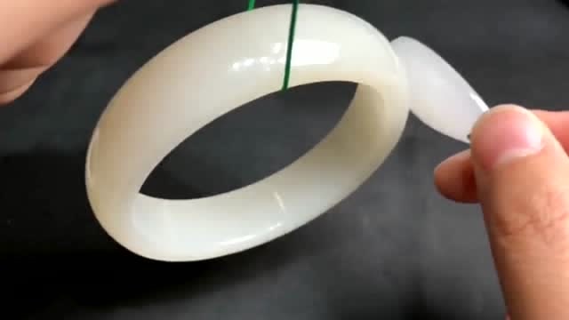 乳化玻璃与和田玉手镯的对比,有了这个小妙招,减少对大家的经济损失!