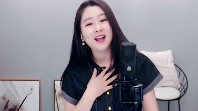 菲儿在直播间演唱云朵的我的楼兰嗓音空灵优美不愧是实力派网红