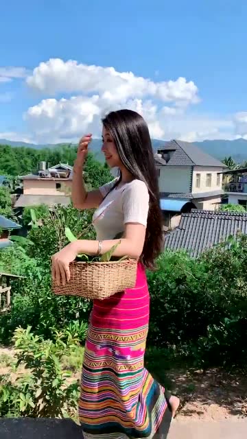 云南姑娘挎篮子摘水果这里水果种类丰富网友第四种没见过