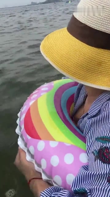 爆笑:美女你这是在水底放屁了吗?