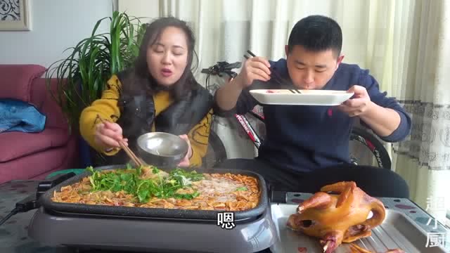 超小厨5袋螺蛳粉1只卤鸡,烤卤鸡煮螺蛳粉,夫妻俩啃鸡嗦粉真过瘾