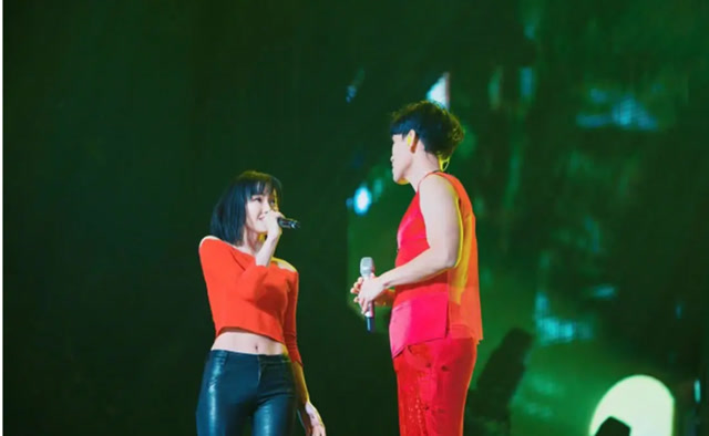 黄龄太大胆了,与杨宗纬合唱情歌,这身装扮太惊艳,关系不一般