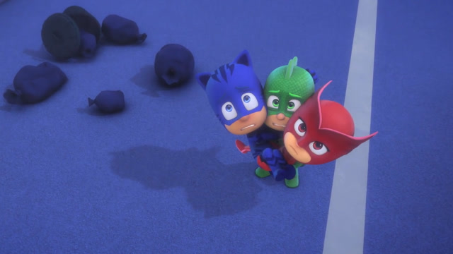 罗密欧博士拿着他的最新研究来到了睡衣小英雄基地前面 玩具故事