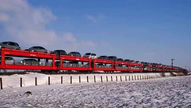 运输汽车的列车,在长长的铁路中行进