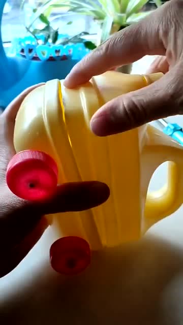 大姐洗洁精瓶做的玩具小汽车,成品一出,熊孩子可喜欢了!