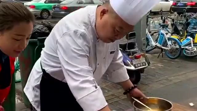 城管下班了纸包鱼厨师长开始出摊了现在做点小本买卖都不好干了