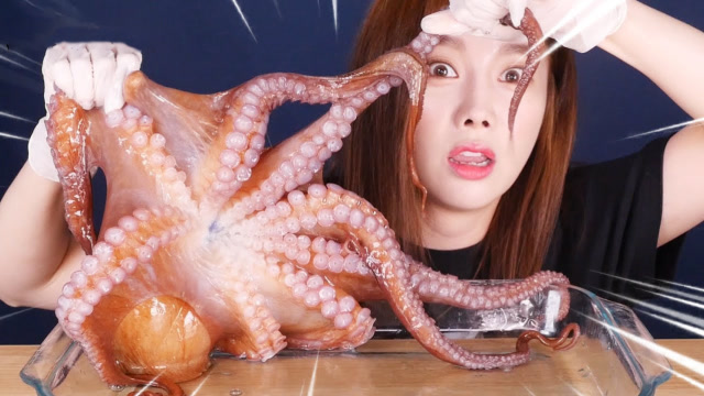 美女大口吃章鱼,瞧这陶醉的表情,看得让人口水直流!