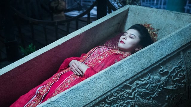 斗战苍穹:神秘古棺惊现红衣女士,肉身完好即将复活 fi