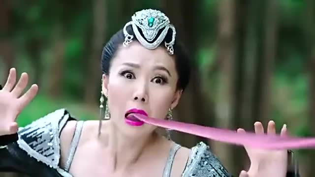 女妖吐舌头攻击降龙,不料被降龙一把抓住,这下惨了