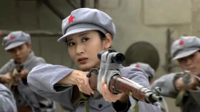 八路军遭遇土匪袭击,女战士手持狙击枪盲射,枪枪毙命