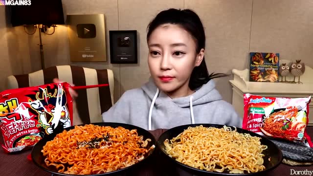 韩国大胃王吃播视频dorothy欧尼两种辣面对比