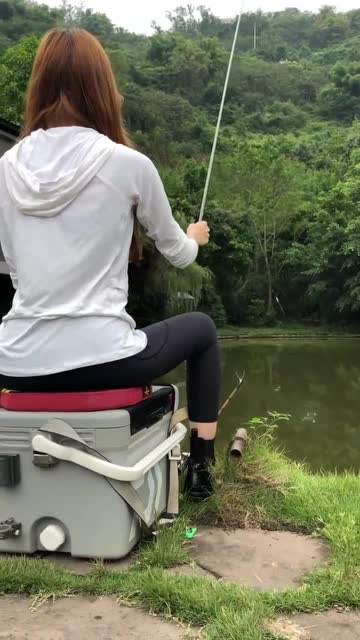 美女小姐姐钓鱼,背后这个角度看,真的人美钓鱼的姿势更美