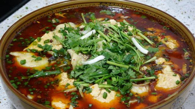 重庆特色菜"豆花鱼",鱼肉鲜嫩,豆花滑嫩,地道川味美食