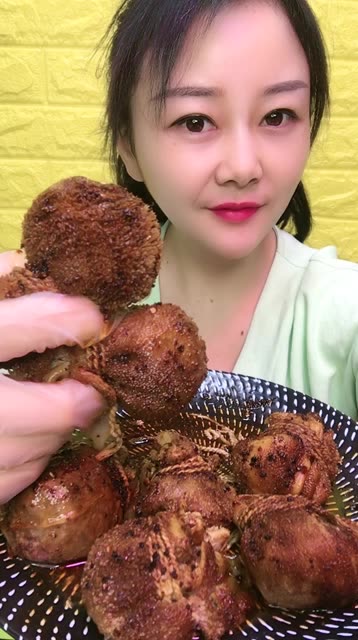 美女吃播秀吃肚包脑