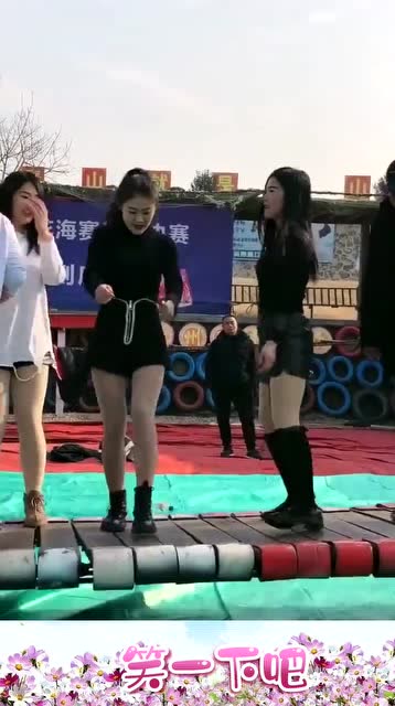 网红桥上最漂亮的妹子,玩的很嗨,注意安全