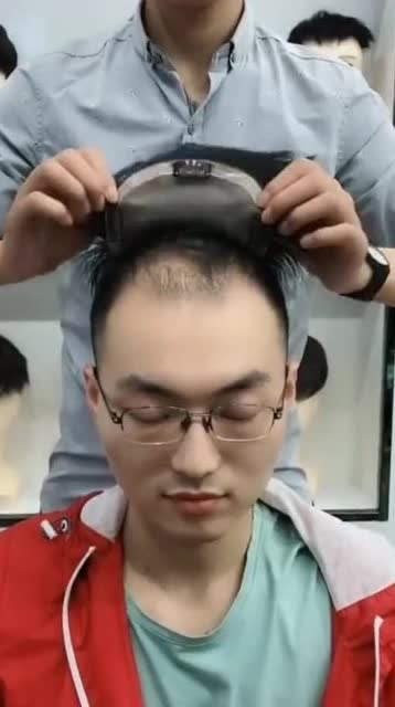 这位程序员头发太少了,给他戴个假发