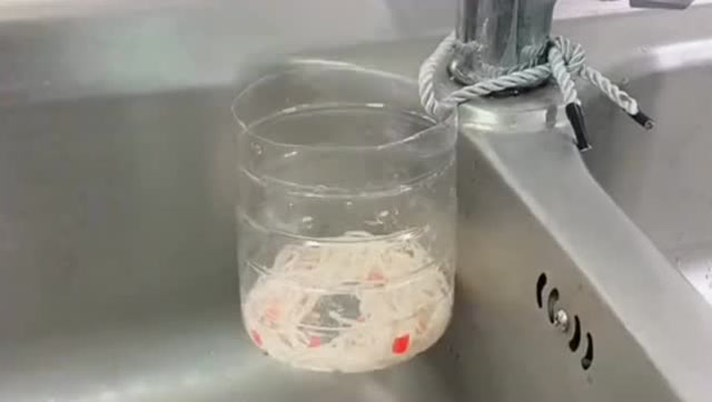 拿个空瓶子留下半截,一个沥水篮就完成,生活中很实用!