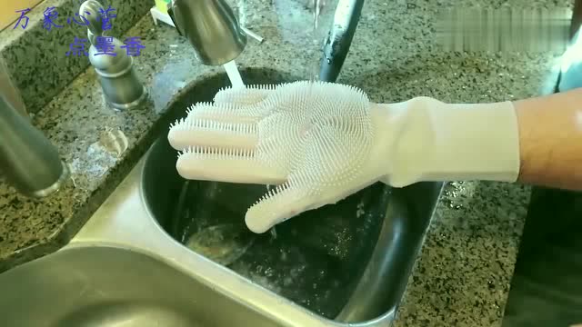 小伙网购奇葩手套,上面全是刺,没想到是这么使用的!