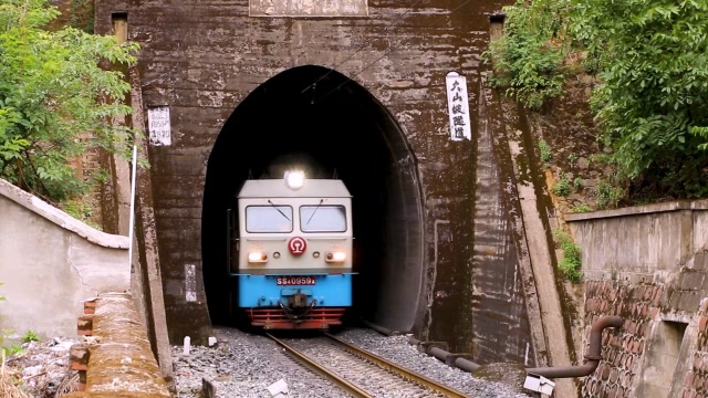 大火车进小隧道的图片图片