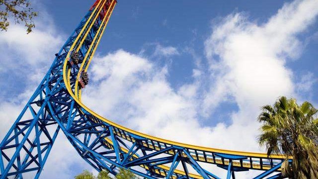 荷兰游乐园迎来22位高级表情管理大师,玩过山车全程笑容治愈