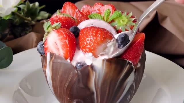 今日芒种,用冰冰凉凉的莓果芭菲来降温吧