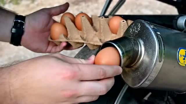 趣味实验,往排气管里塞鸡蛋,结果会如何?