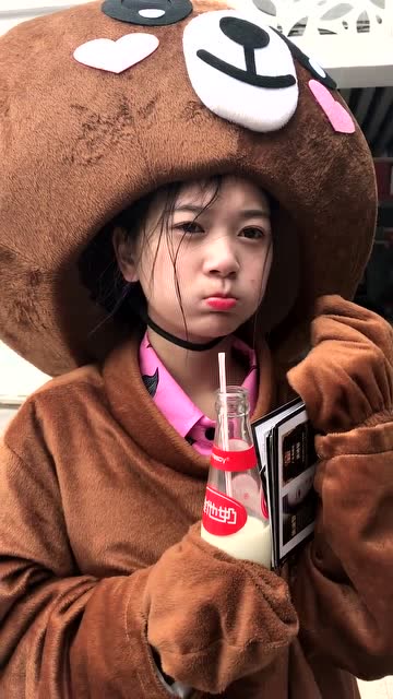 网红熊小姐姐火了,最后一次穿熊服了,还是这么可爱