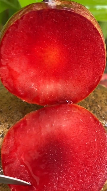 红色果肉的李子你喜欢吃吗?