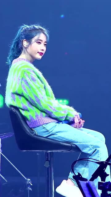 iu李知恩,总是把演唱会开成李大爷遛弯现场, 笑容渐渐控制不住!