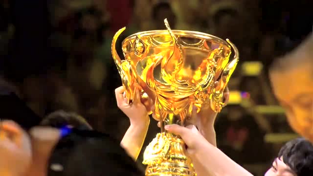 qghappy获得首届王者荣耀冠军杯国际邀请赛总冠军!捧得金凤凰杯