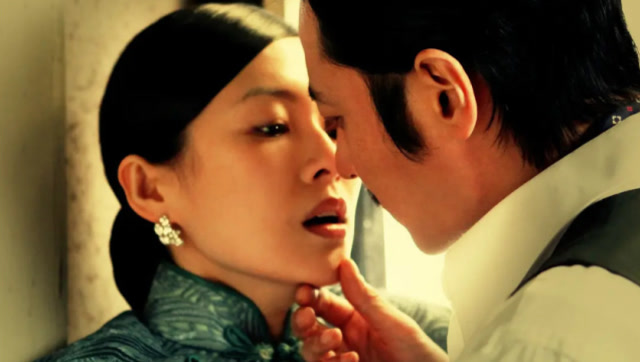 刚刚失去丈夫的新寡,面对一个成熟男人的挑逗,忍不住犯下错误!