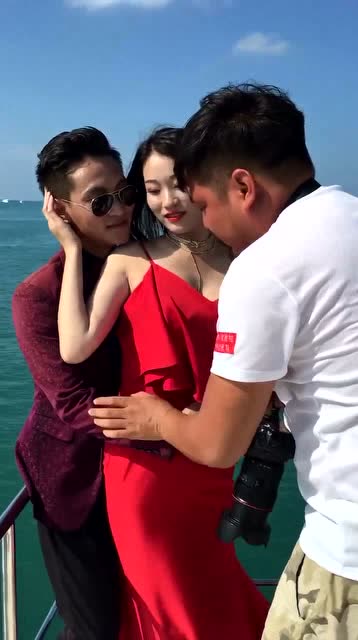 情侣在海边拍婚照,这身段够妖娆的,但是摄影师你手往哪放呢!