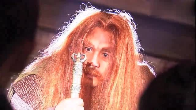 金毛狮王关押一对男女,研究出屠龙刀秘密才肯放人,男女彻底绝望