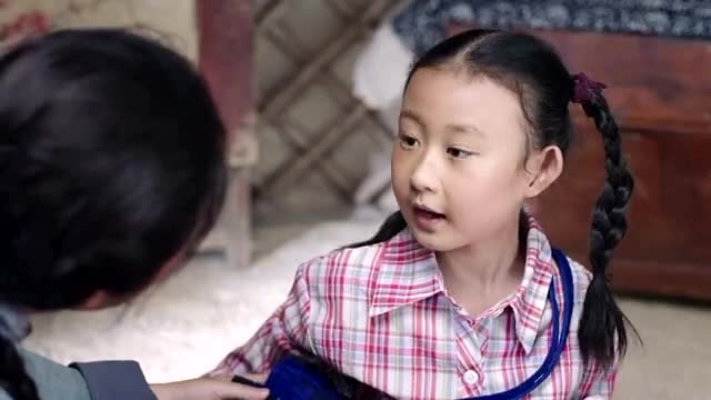 国家孩子:额吉连夜为小鱼做书包,小鱼心疼了
