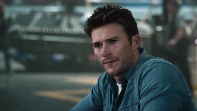 速度与激情:听到戴克死的消息后,强森瞬间暴怒,一拳打凹铁皮柜