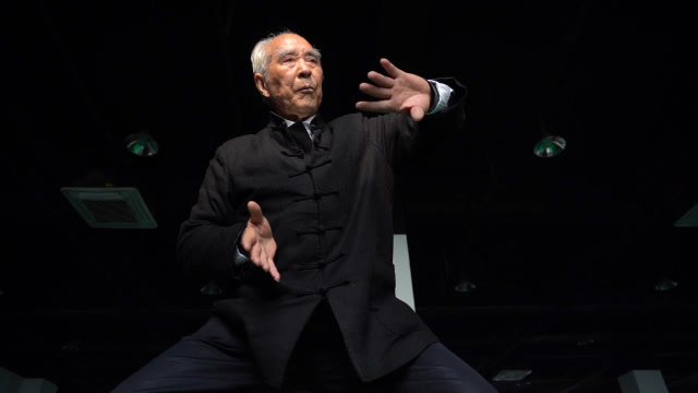 河南八旬老翁展示"筋骨齐鸣" 02围观者:如若童子