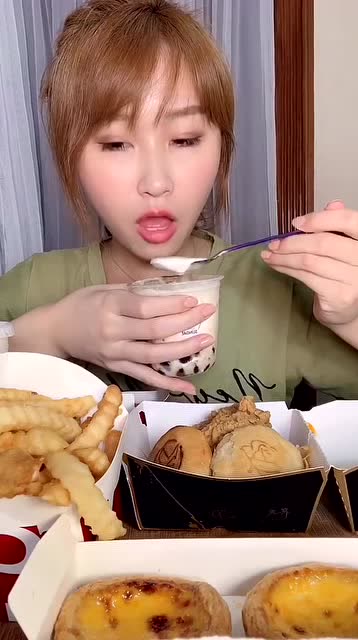 美女吃牛肉月饼,鲜虾汉堡和蛋挞!这才是吃宵夜的正确姿势,真羡慕啊!