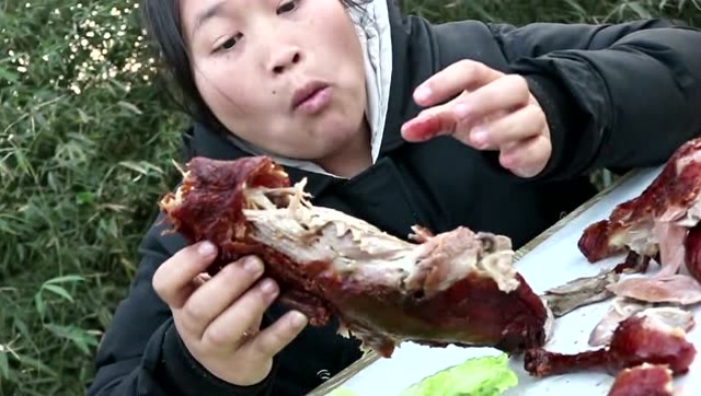 胖妹吃北京烤鸭,吃一口脆皮超满足,隔着屏幕都闻到香味