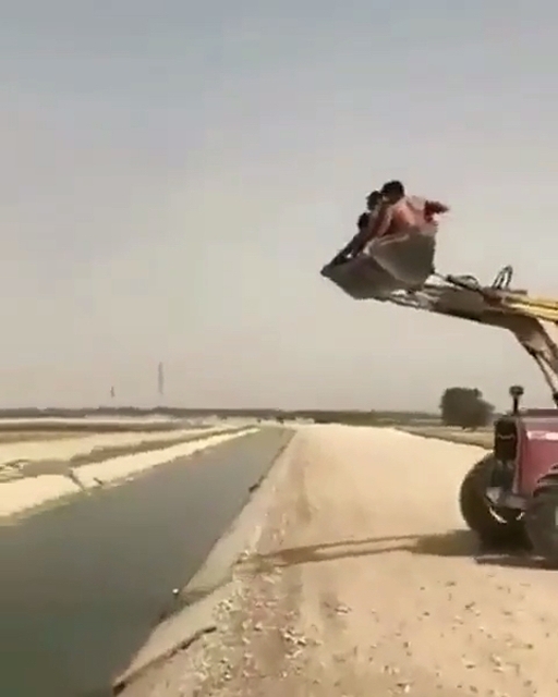 铲车载人过河惨不忍睹