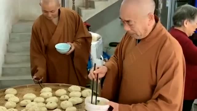 乱世道士下山救人,盛世和尚下山化缘收钱,这就是差距