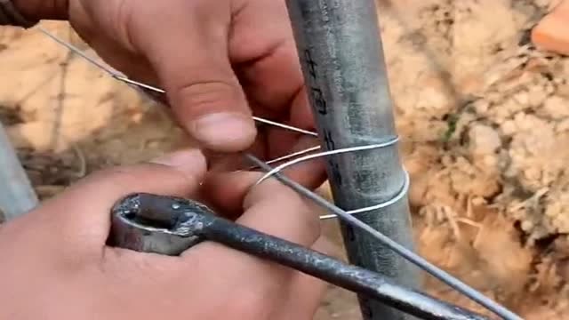 小钢管用铁丝固定这样绑是绝对不会松开的