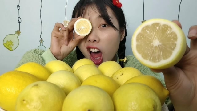 小姐姐挑战"无表情吃柠檬",色泽金黄,硬撑到脸抽筋酸倒牙