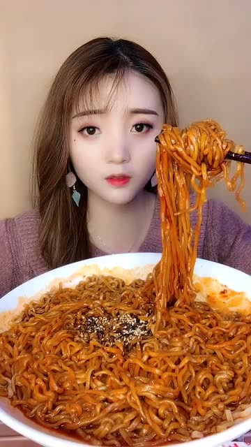 吃货小姐姐,一筷子一秃噜,是幸福的味道!