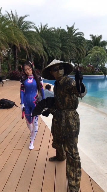 小姐姐抱我大腿干嘛呢