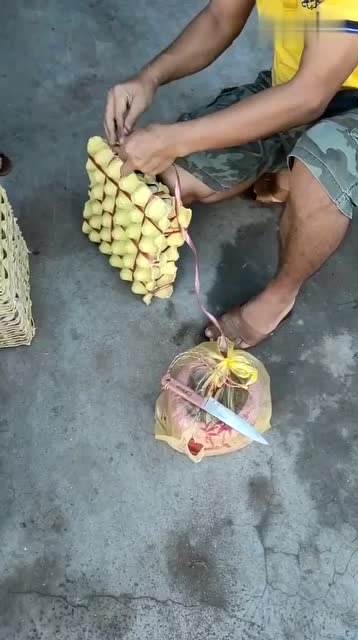 小哥哥太聪明了单用一根绳子就把鸡蛋绑成这样提着还方便